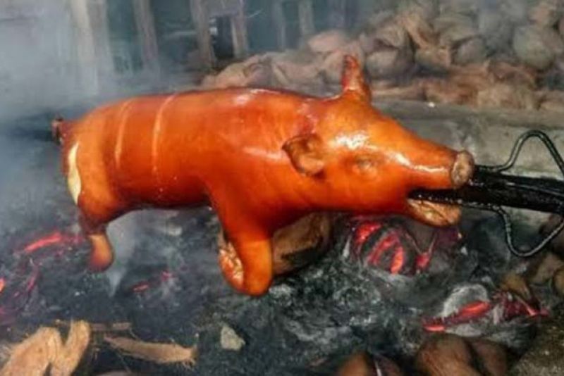 Kuliner Babi Yang Di Guling Di Atas Bara Api