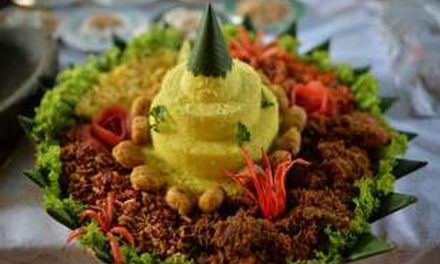 Hidangan Tradisional Indonesia Nasi Tumpeng Banyak Lauknya