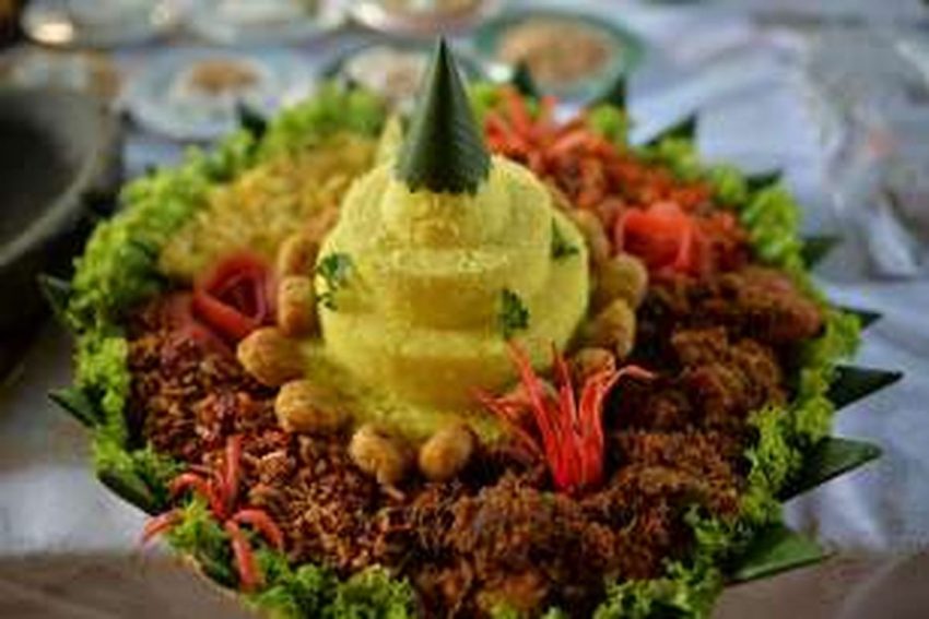 Hidangan Tradisional Indonesia Nasi Tumpeng Banyak Lauknya