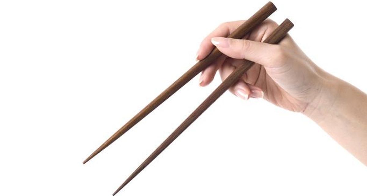 Peralatan Makan Selain Sendok Dan Garpu Yaitu Sumpit