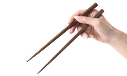 Peralatan Makan Selain Sendok Dan Garpu Yaitu Sumpit