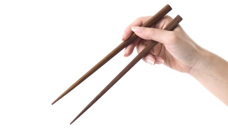 Peralatan Makan Selain Sendok Dan Garpu Yaitu Sumpit