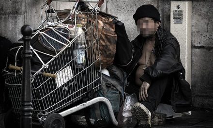 Seorang Tunawisma Atau Homeless Tidak Memiliki Rumah