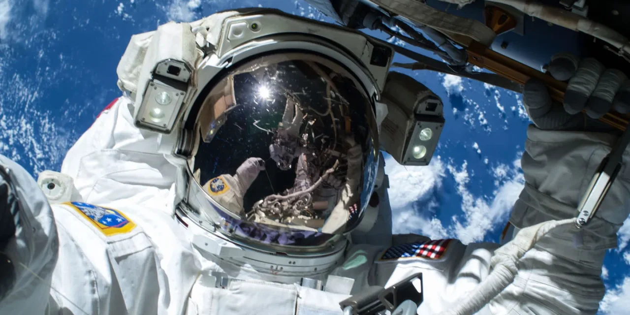 Pengamatan Luar Angkasa Melalui Sekelompok Astronot