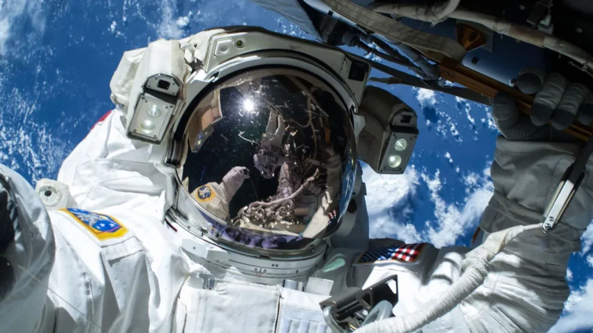 Pengamatan Luar Angkasa Melalui Sekelompok Astronot