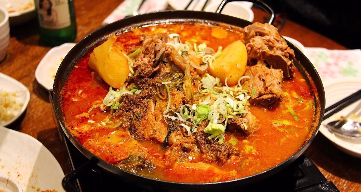 Masakan Penuh Rempah Dalam Hidangan Berkuah Kari