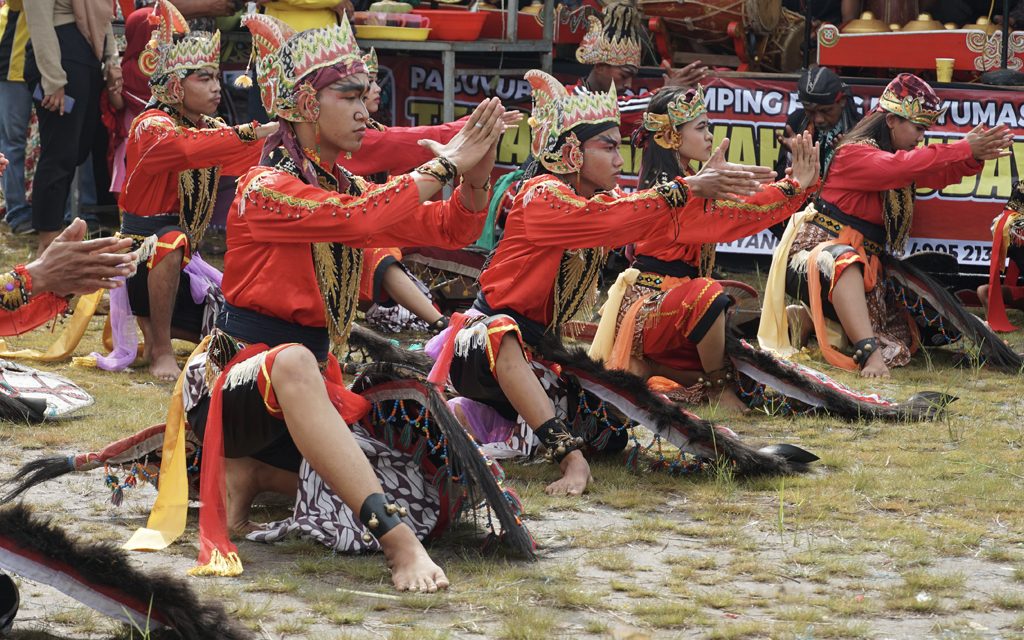 Pertunjukkan Tradisional Indonesia Sebuah Atraksi Kuda Lumping