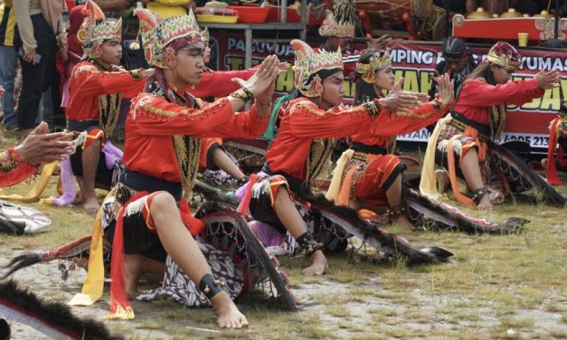 Pertunjukkan Tradisional Indonesia Sebuah Atraksi Kuda Lumping