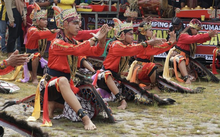 Pertunjukkan Tradisional Indonesia Sebuah Atraksi Kuda Lumping