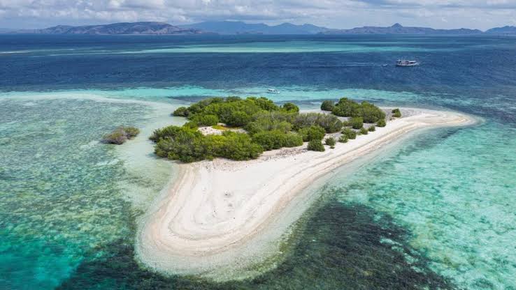 Daratan Kecil Atau Pulau Yang Di Kelilingi Perairan