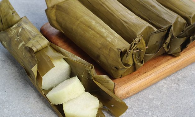 Hidangan Tradisional Lontong Yang Di Bungkus Daun Pisang