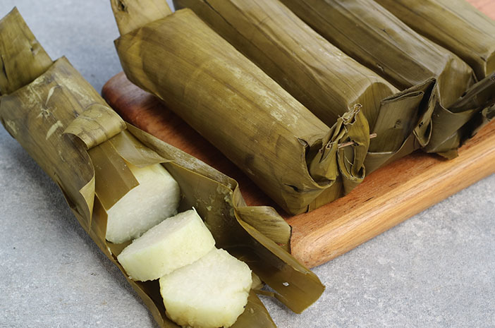 Hidangan Tradisional Lontong Yang Di Bungkus Daun Pisang