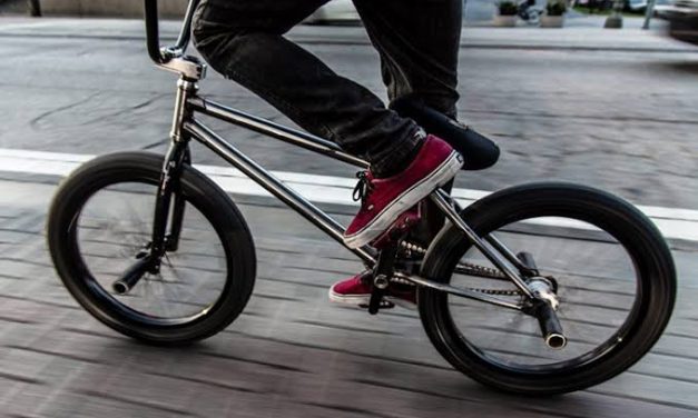 Aktivitas Bersepeda BMX Dengan Skill Dan Cepat