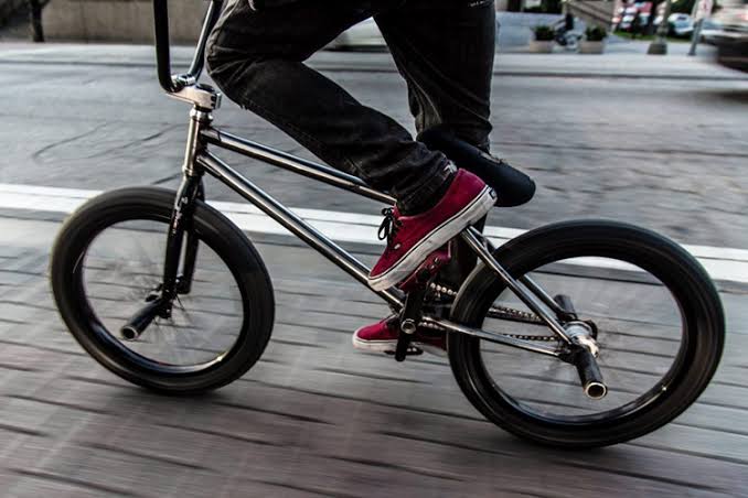 Aktivitas Bersepeda BMX Dengan Skill Dan Cepat