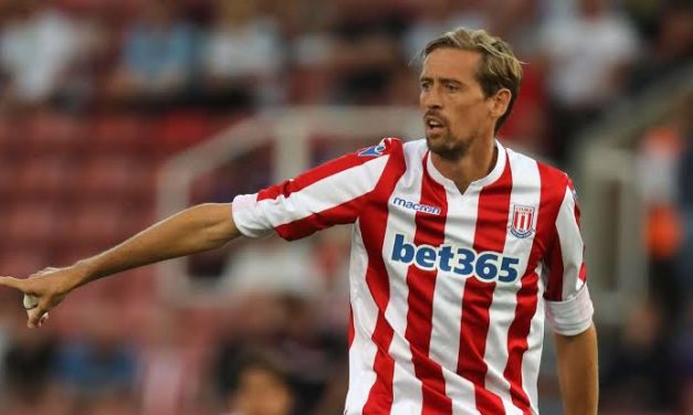 Pesepakbola Tinggi Peter Crouch Sebagai Penyerang