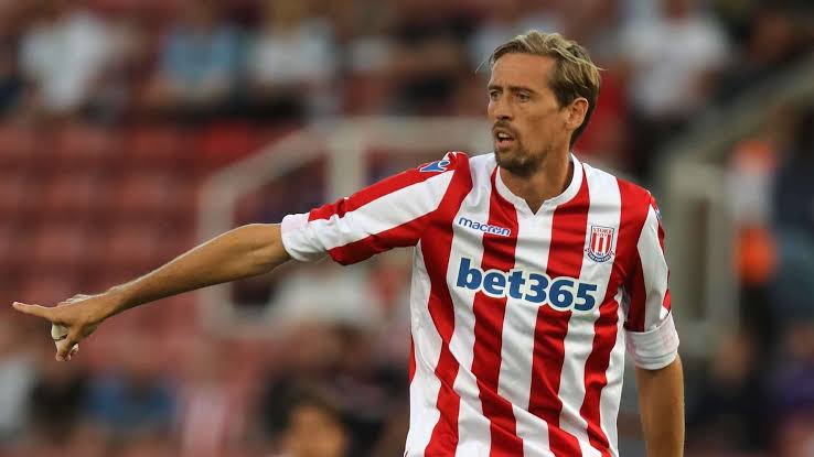 Pesepakbola Tinggi Peter Crouch Sebagai Penyerang