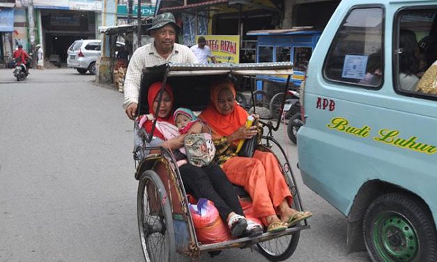 Kendaraan Tradisional Becak Dengan Banyak Penggunaan