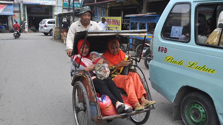 Kendaraan Tradisional Becak Dengan Banyak Penggunaan