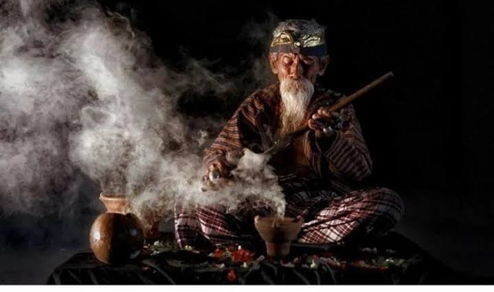 Panggilan Seorang Dukun Terhadap Dunia Mistis