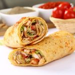 Sebuah Makanan Kebab Dengan Kulit Dan Isian