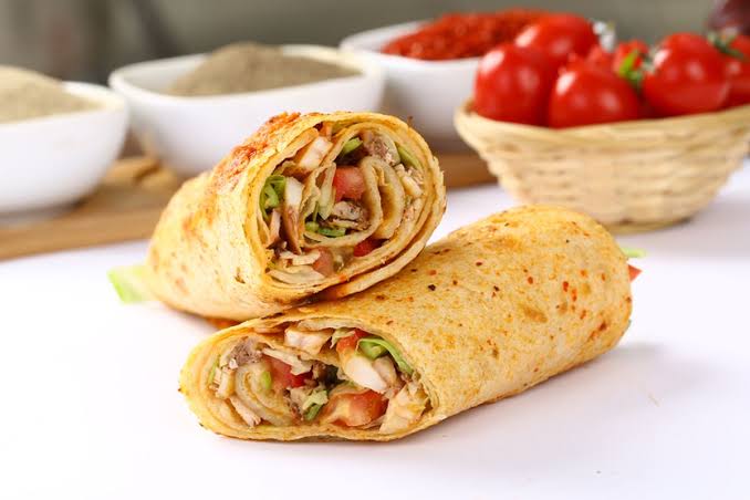 Sebuah Makanan Kebab Dengan Kulit Dan Isian