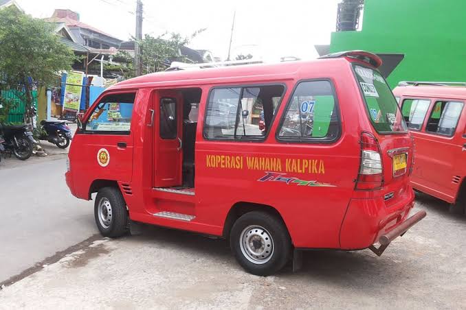 Kendaraan Transportasi Angkot Dengan Gaya Ugal Ugalan