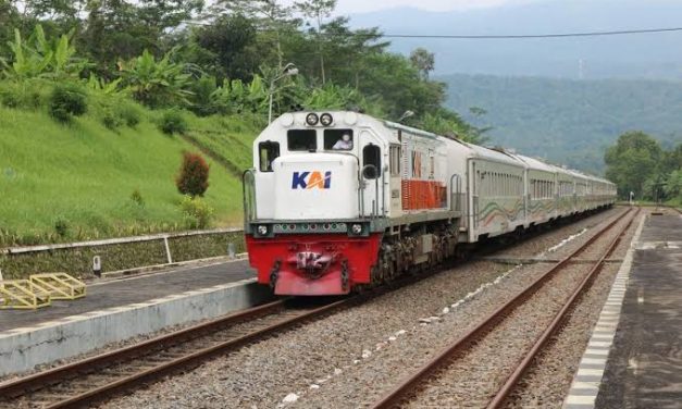 Sebuah Transpotasi Darat Kereta Api Dengan Santai