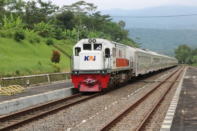 Sebuah Transpotasi Darat Kereta Api Dengan Santai